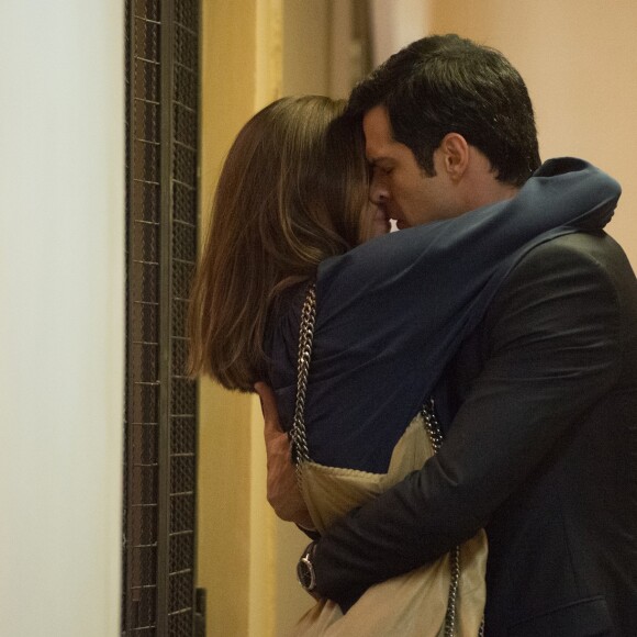 Eric (Mateus Solano) e Luiza (Camila Queiroz) têm uma recaída e reatam o namoro, na novela 'Pega Pega'