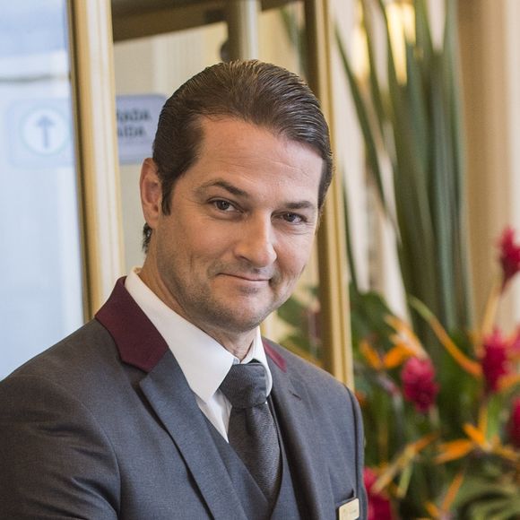 Malagueta (Marcelo Serrado) conta o segredo de Luiza (Camila Queiroz) a Eric (Mateus Solano) para conquistar a confiança do novo patrão, na novela 'Pega Pega'