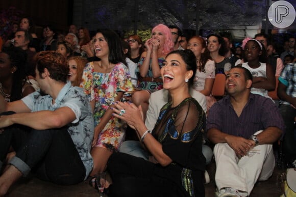 Juliana Paes se diverte com as cenas de 'Meu Pedacinho de Chão' apresentadas durante a coletiva de imprensa