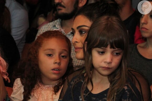 Juliana Paes segura Geytsa Garcia, sua filha na novela, no colo durante a coletiva de lançamento de 'Meu Pedacinho de Chão'