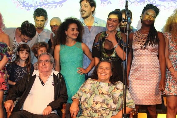 Benedito Ruy Barbosa é homenageado com música cantada pelo elenco durante a coletiva de lançamento de 'Meu Pedacinho de Chão'