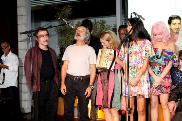 Osmar Prado canta um trecho da música 'Chuá Chuá' ao lado dos colegas de elenco na coletiva de lançamento de 'Meu Pedacinho de Chão'