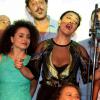 Juliana Paes e os colegas de elenco soltam a voz cantando uma moda de viola em homenagem a Benedito Ruy Barbosa na coletiva de lançamento de 'Meu Pedacinho de Chão', em 27 de março de 2014