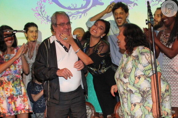 Benedito Ruy Barbosa se emociona ao receber homenagem do elenco na coletiva de lançamento de 'Meu Pedacinho de Chão'