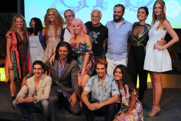 O diretor Luiz Fernando Carvalho posa com o elenco na coletiva de lançamento de 'Meu Pedacinho de Chão'