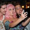 Bruna Linzmeyer, Johnny Massaro e Bruno Fagundes fazem careta para uma selfie coletiva de lançamento de 'Meu Pedacinho de Chão'