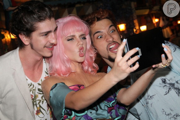 Bruna Linzmeyer, Johnny Massaro e Bruno Fagundes fazem careta para uma selfie coletiva de lançamento de 'Meu Pedacinho de Chão'