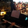 Luiz Fernando Carvalho toca piano e o elenco canta em homenagem a Benedito Ruy Barbosa, na coletiva de lançamento de 'Meu Pedacinho de Chão'