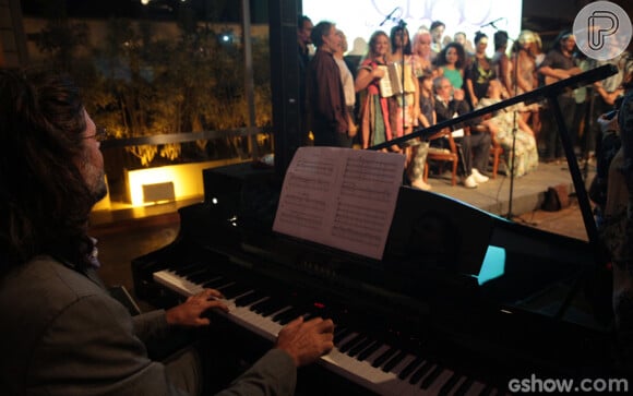 Luiz Fernando Carvalho toca piano e o elenco canta em homenagem a Benedito Ruy Barbosa, na coletiva de lançamento de 'Meu Pedacinho de Chão'