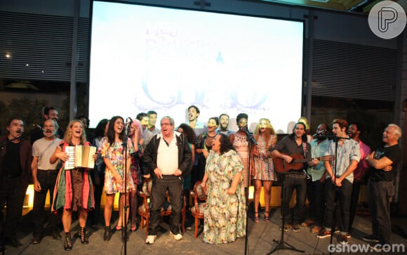 Elenco se reúne no palco e canta "Chuá Chuá", um clássico do sertanejo, na coletiva de lançamento de 'Meu Pedacinho de Chão'