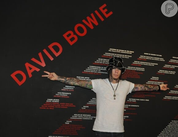 DJ Ashba na entrada da exposição de David Bowie