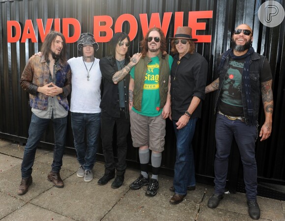 Os músicos da banda de rock Guns N' Roses visitaram a exposição de David Bowie na última quinta-feira, 27 de março de 2014, no Museu da Imagem e do Som (MIS)