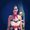 Katy Perry usou uma roupa super patriota: até as estrelas da bandeira americana foram mostradas
