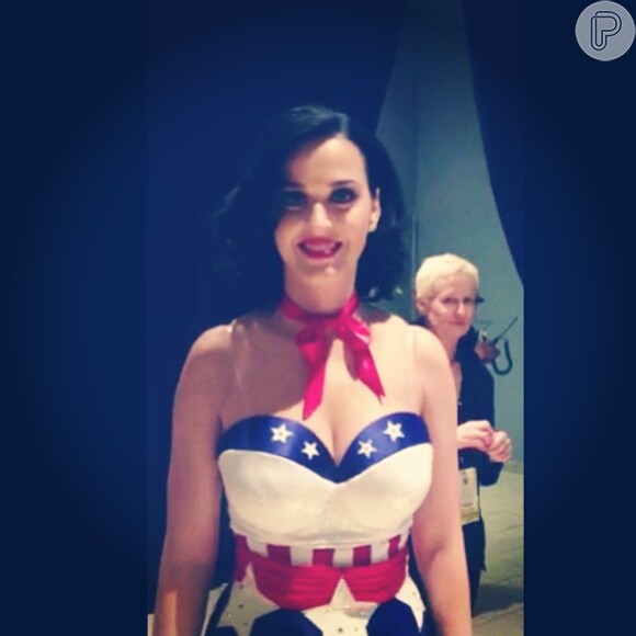 Katy Perry usou uma roupa super patriota: até as estrelas da bandeira americana foram mostradas