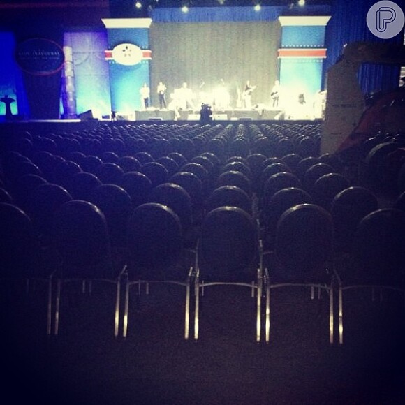 Katy Perry mostrou o palco, ainda vazio e sem plateia, antes de ensaiar para a apresentação