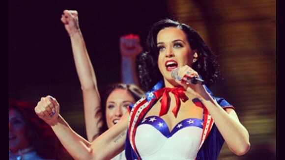 Katy Perry canta para o presidente americano, Barack Obama, com roupa patriota