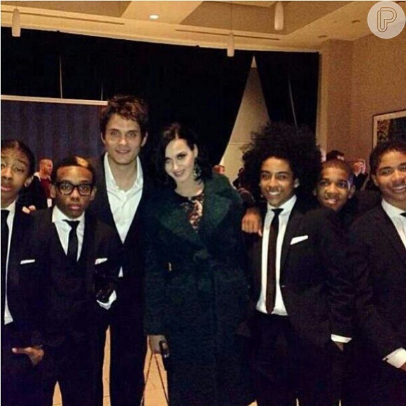 Katy Perry postou uma foto em sua conta do Instagram ao lado do namorado, John Mayer, e de crianças que estavam no evento