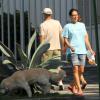 De bermudão, Carolina Ferraz leva cachorro para passear no Rio neste sábado, 29 de março de 2014