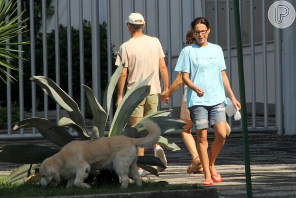 Carolina Ferraz usa camiseta de malha e bermudão jeans rasgado para levar cão para passear na tarde deste sábado, 29 de março de 2014