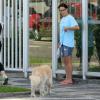 Carolina Ferraz leva cachorro para passear no Rio e mostra estilo despojado