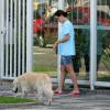 Carolina Ferraz leva cachorro para passear no Rio e mostra estilo despojado