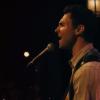 Adam Levine aparece cantando em um palco no trailer do longa