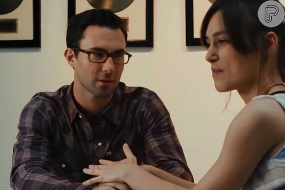 Personagem de Adam Levine termina com a namorada cantora e compositora, interpretada por Keira Knightley