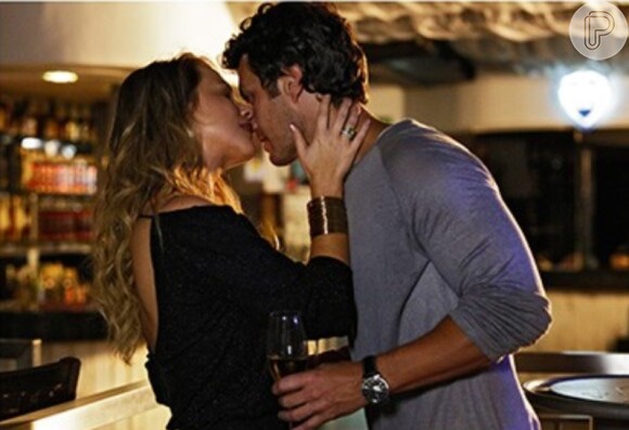 Shirley (Viviane Pasmanter) e Laerte (Gabriel Braga Nunes) se beijam, em 7 de abril, na novela 'Em Família'