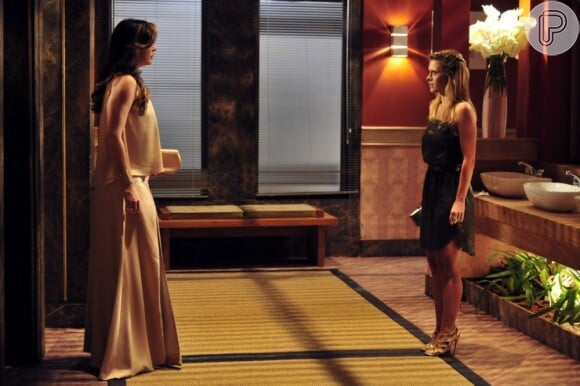 Jéssica (Carolina Dieckmann) constata que Lívia (Claudia Raia) é a chefe do tráfico de pessoas em 'Salve Jorge'