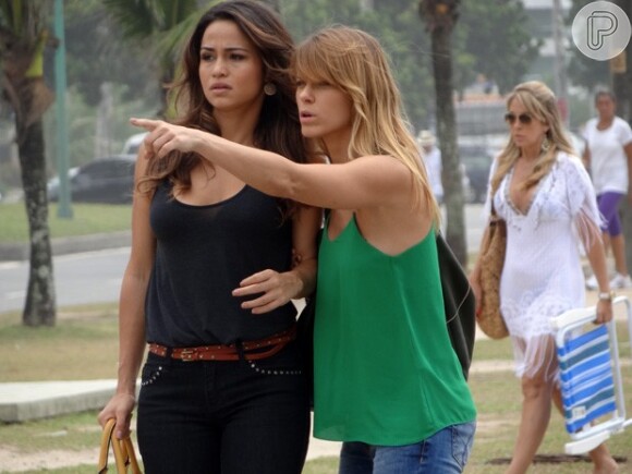 Jéssica (Carolina Dieckmann) e Morena (Nanda Costa) investigam até descobrir para qual hotel foram levadas quando chegaram ao Brasil