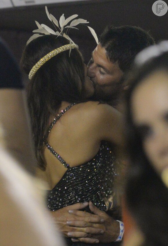Juliana Paes e o marido beijaram muito no Carnaval