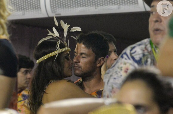 Juliana Paes e Carlos Eduardo Baptista ficaram em clima de romance na Marquês de Sapucaí, no Rio