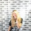 Candice Swanepoel posa no backstage da Forum com minissaia de couro