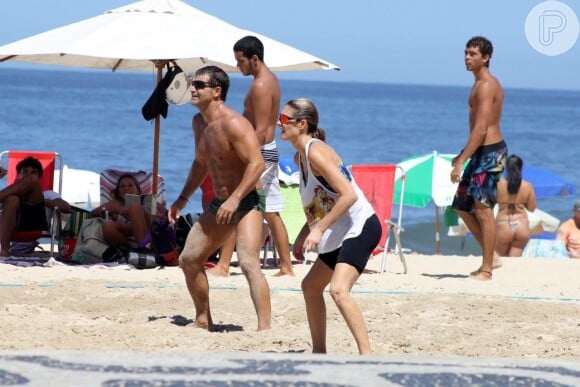 Fernanda Lima joga vôlei com amigo na praia do Leblon
