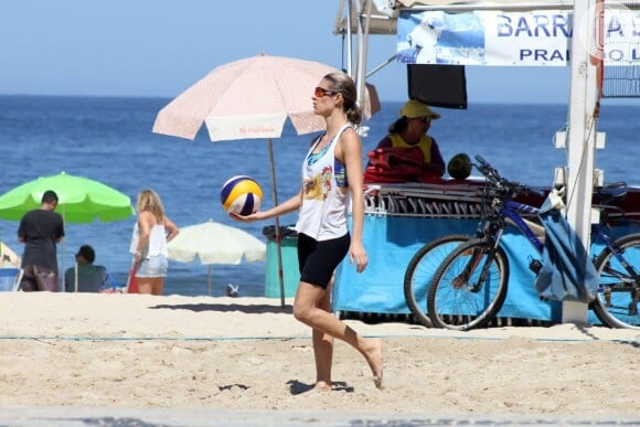 Fernanda Lima joga vôlei com amigo na praia do Leblon, Zona Sul do Rio de Janeiro, em 6 de abril de 2014