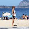 Fernanda Lima joga vôlei com amigo na praia do Leblon, Zona Sul do Rio de Janeiro