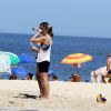 Fernanda Lima joga vôlei com amigo na praia do Leblon, Zona Sul do Rio de Janeiro