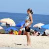 Fernanda Lima foi à praia sem o marido e os filhos