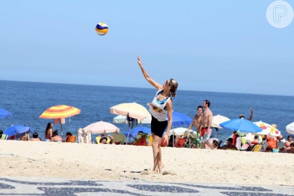 Fernanda Lima joga vôlei na praia do Leblon, Zona Sul do Rio de Janeiro