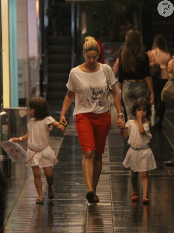 Bianca Rinaldi, de 'Em Família', leva as filhas gêmeas para passear em shopping no Rio