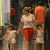 Bianca Rinaldi, de 'Em Família', leva as filhas ao teatro no Rio
