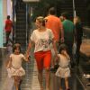Bianca Rinaldi, de 'Em Família', leva as filhas ao teatro no Rio neste domingo, 6 de abril de 2014