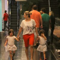 Bianca Rinaldi, de 'Em Família', leva as filhas gêmeas ao teatro no Rio