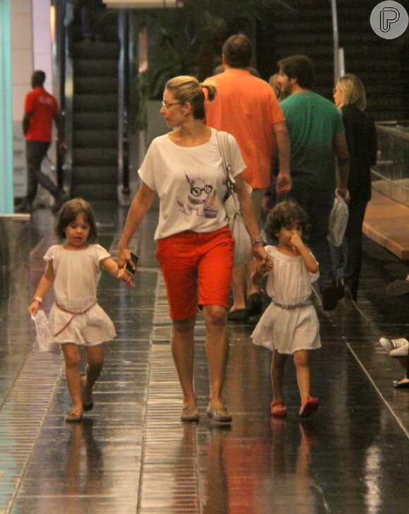 Bianca Rinaldi, de 'Em Família', leva as filhas ao teatro no Rio neste domingo, 6 de abril de 2014