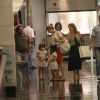 Bianca Rinaldi, de 'Em Família', leva as filhas ao teatro no Rio