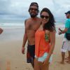 Paulinho Vilhena ao lado de fã em praia de Fernando de Noronha