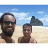 Paulinho Vilhena e Eri Johnson em praia de Noronha: 'Rindo muito'