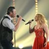 Shakira optou por um vestido vermelho curtinho para cantar com Blake