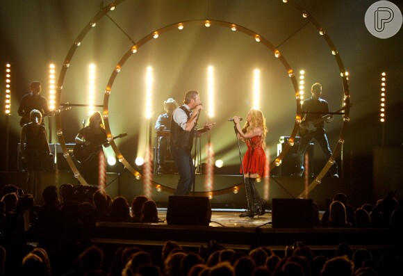 Shakira e Blake Shelton no palco do Academy of Country Music Awards
