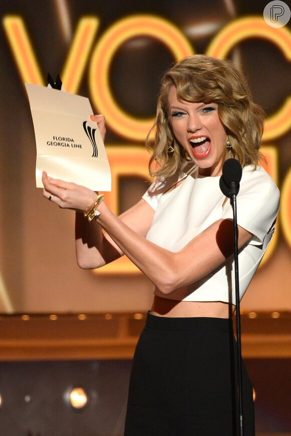 Taylor Swift levou o prêmio de 'Vídeo do Ano' por sua parceria com Keith Urban e Tim McGraw em 'Highway Don't Care'